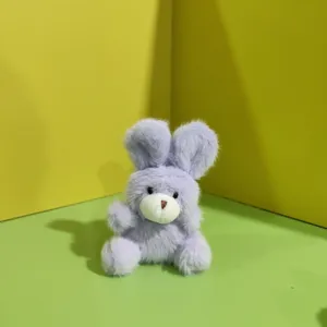 Flauschiges Plüschhase Anhänger Detail, weiches lavendelfarbenes Stofftier für Taschen.