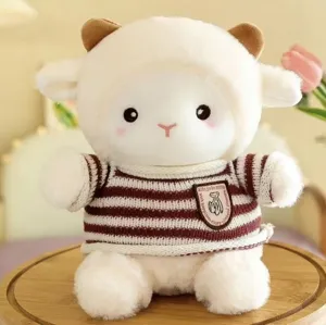 Vista dettagliata del peluche agnellino carino, indossa un maglione a righe, morbido e soffice.
