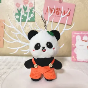 Detailansicht des süßen Panda Plüsch-Schlüsselanhängers, weicher Anhänger mit Latzhose.