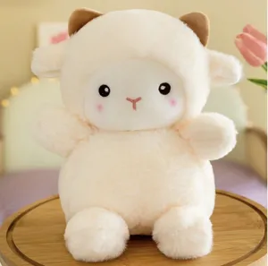 Dettaglio peluche pecorella carina, tessuto morbido, posa seduta, viso adorabile e soffice.