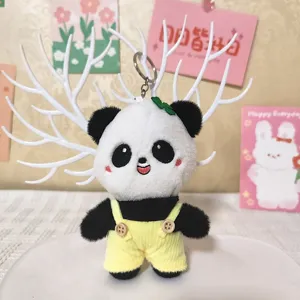 Süßer Plüsch Panda Schlüsselanhänger Detailansicht, weiches Stofftier am weißen Halter.
