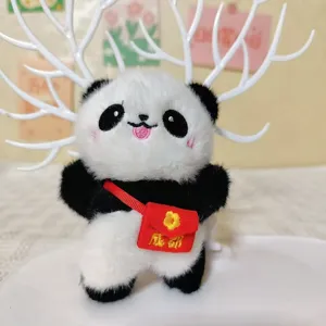 Niedlicher Panda Plüschtier Taschenanhänger mit rotem Minirucksack und Geweih Detail.
