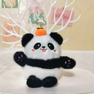Süßer Cartoon Riesenpanda Plüsch Anhänger Detail, weiches Stofftier Schlüsselanhänger mit Orange.