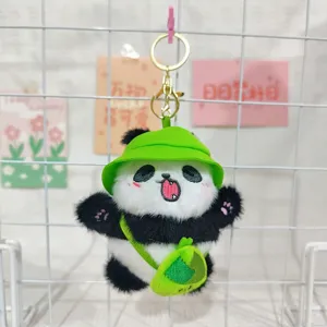 Süßer Cartoon Panda Plüsch Schlüsselanhänger mit grünem Hut und Tasche, Stofftier Puppe Geschenk.