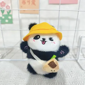 Süßer Cartoon Panda Plüsch Anhänger mit gelbem Hut und Tasche für Schlüssel und Dekoration.