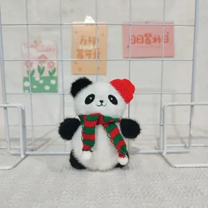 Süßer Panda Plüschtier Anhänger mit Schal und Mütze, perfekt für Taschen Dekoration als Geschenk.
