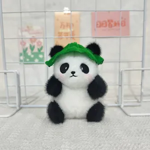 Süßes Cartoon Panda Plüsch Anhänger Detail, weiches Stofftier mit grünem Blatt Hut Dekoration.