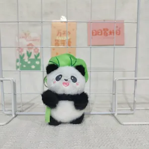 Suesse Panda Pluesch Schluesselanhaenger Detailansicht, weiches Stofftier als Taschenanhaenger.