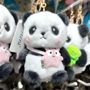 Nahaufnahme Detail von süßem Zeichentrick Panda Plüsch Schlüsselanhänger mit Rucksack.