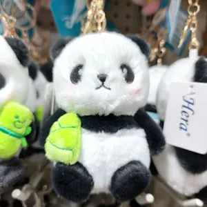 Süßer Cartoon Riesenpanda Plüsch Anhänger Schlüsselanhänger mit grünem Blatt, weiche Puppe.