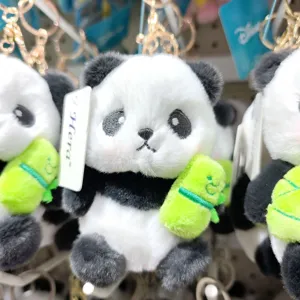 Nahaufnahme des süßen Panda Plüsch Schlüsselanhängers, weiches Stofftier mit Bambus.