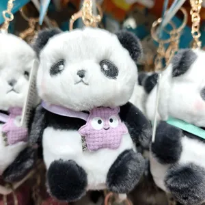 Nahaufnahme Detail des niedlichen Panda Plüschtier Schlüsselanhängers mit Tasche.