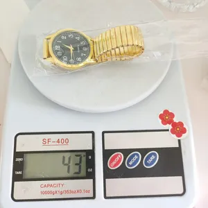Χρυσό ρολόι quartz με ελαστικό λουράκι και μεγάλα νούμερα στη ζυγαριά, λεπτομέρεια