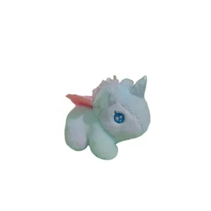 Adorable jouet pendentif licorne en peluche avec corne pailletée et ailes roses pour sac à main.