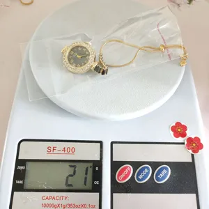 Elegante reloj de cuarzo para mujer con pedrería y pulsera deslizante ajustable detalle.