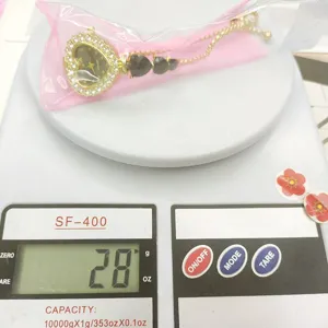 Detailansicht der herzförmigen Damen Strass Armbanduhr mit funkelnden Kristallen und Kette.
