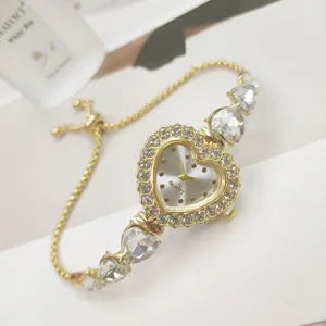 Herzförmige Strass-Quarzuhr Detail, elegantes goldenes Zugarmband Design für Damen und Mädchen.