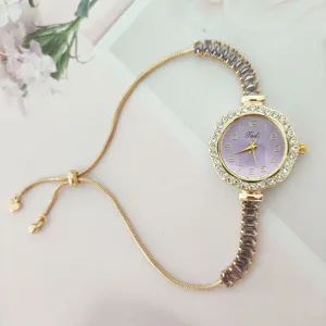 Elegante reloj de cuarzo con pedrería para mujer, esfera morada y pulsera ajustable.
