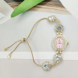 Vista detallada del reloj de pulsera con diamantes de imitación para mujer, esfera rosa ajustable.