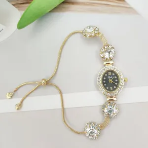 Reloj de cuarzo de pedrería para mujer con elegante pulsera de cadena ajustable y esfera oval.