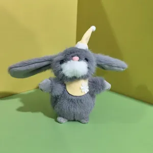 Detalle del tierno peluche de conejo de visión esponjoso, grandes orejas suaves y bonito sombrero.