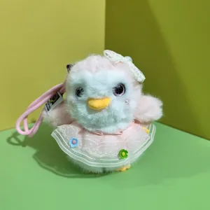 Simpatico ciondolo peluche pinguino rosa con abito in pizzo e fiocco, morbido charm per borsa.