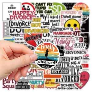 Primo piano di adesivi divertenti per divorzio, decalcomanie impermeabili per laptop.