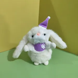 Lindo colgante de peluche de conejo suave con orejas grandes, sombrero morado y babero.