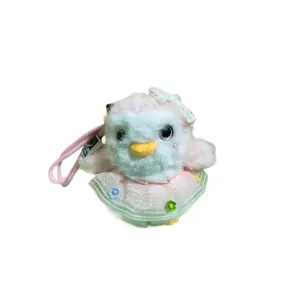 Grazioso pinguino di peluche rosa con gonna in pizzo, ciondolo per borsa e portachiavi morbido.