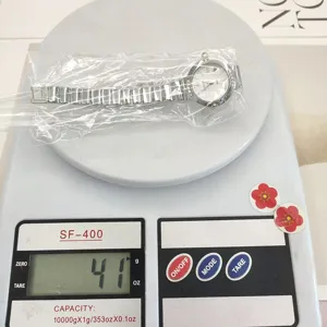 Orologio donna al quarzo argento dettaglio, quadrante con strass e numeri romani.