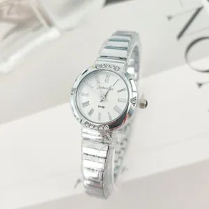 Elegante orologio da donna al quarzo con lunetta in strass, numeri romani e cinturino.