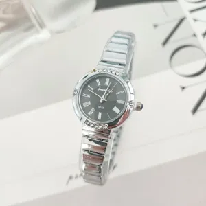 Elegante orologio da donna al quarzo con lunetta in strass argentata e numeri romani.