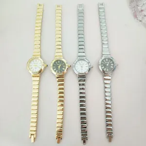 Elegante orologio da donna in strass con numeri romani minimalisti e movimento.