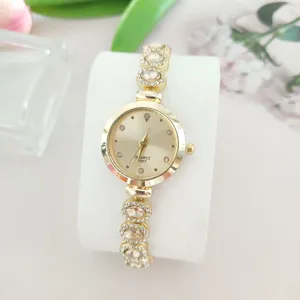 Luxus Damen Strass Uhr mit elegantem Goldketten Armband und Quarzuhrwerk Design.