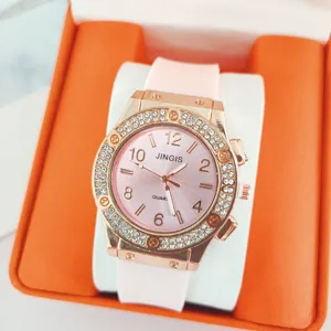 Montre quartz tendance avec cadran rose et bracelet en silicone blanc pour les femmes