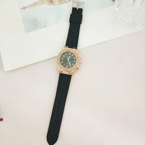 Montre à quartz tendance avec bracelet en silicone noir, lunette strass or rose et cadran vert.