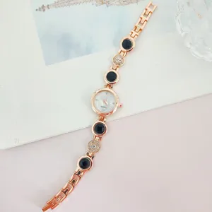 Damen Roségold Quarzarmbanduhr mit schwarzen Steinen und Strass, elegante Armbanduhr Alltag.