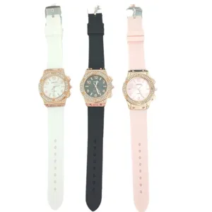 Montre à quartz tendance avec bracelet en silicone et lunette strass, trois coloris.
