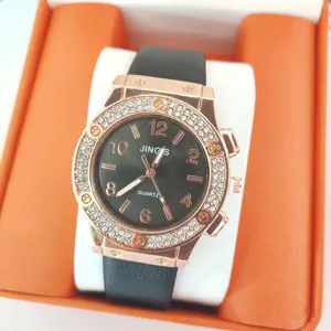 Montre à Quartz Mixte Mode Lunette Entièrement en Strass Boîtier en Alliage Montre Bracelet Analogique Ronde Luxe Bracelet Silicone Cuir