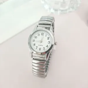 Ασημένιο ρολόι quartz με μεταλλικό ελαστικό λουράκι και καθαρά νούμερα για ηλικιωμένους