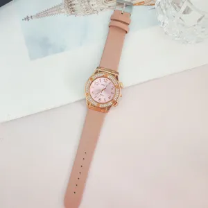 Montre quartz rose avec lunette en strass et bracelet en cuir pour femmes et couples mode.