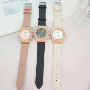 Élégante montre quartz pour femme avec bracelet en cuir et lunette étincelante.