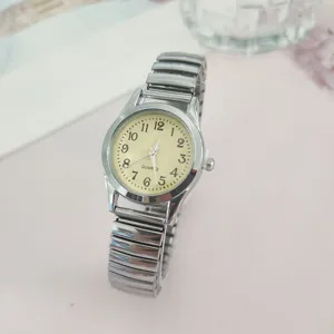 Retro casual roloi quartz me elastiko louraki kai kathara arithmous gia kathimerini xrisi.