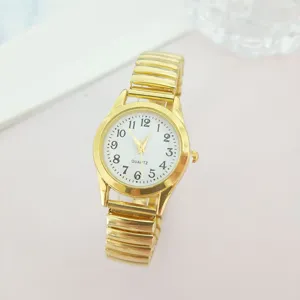 Κλασικό χρυσό γυναικείο ρολόι quartz με ελαστικό λουράκι και μεγάλα νούμερα για χρήση.