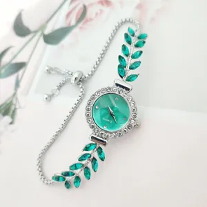 Elegante dames quartz horloge met groene blad strass steentjes en verstelbare armketting.