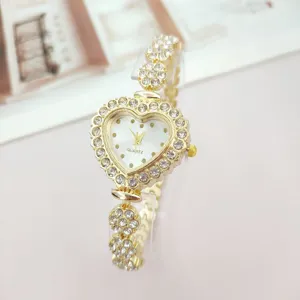 Hartvormig strass kwartshorloge detail, stijlvolle gouden metalen armband voor dames.