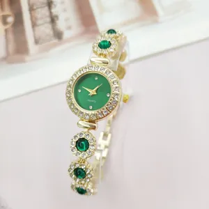 Elegante Damen Quarzuhr mit grünem Zifferblatt goldfarbenem Gehäuse und Strass Blüten Armband.
