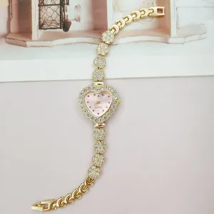 Elegante dames strass hart quartz horloge met roze wijzerplaat en gouden schakelarmband.