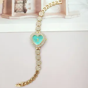 Hartvormig strass dames quartz horloge met sprankelende kristallen schakels en mooie wijzerplaat.