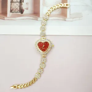 Prachtig goud strass hart horloge detail, elegant rood kwarts wijzerplaat armband ontwerp.